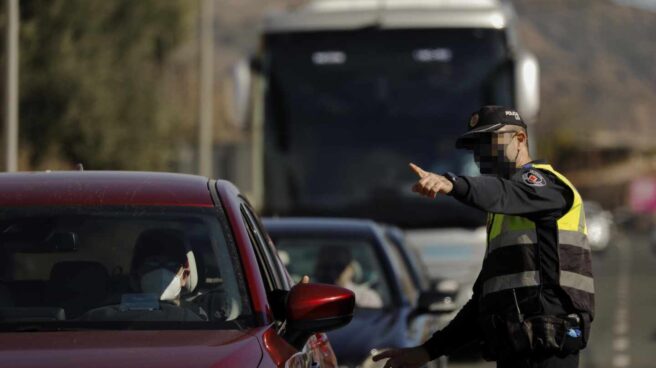 Un policía realizando un control policial de movilidad