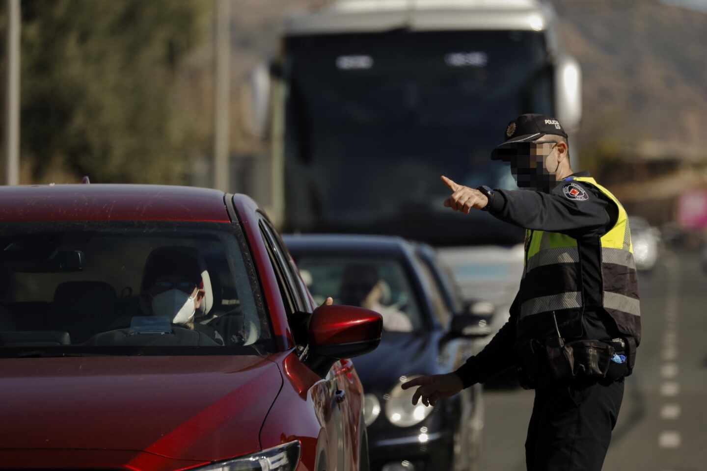 Un policía realizando un control policial de movilidad