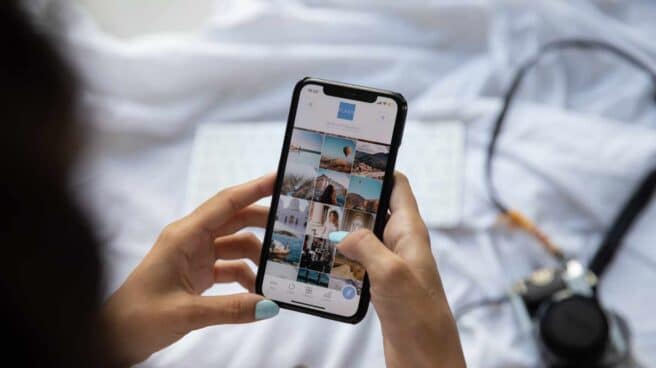 ¿Cuál es el móvil preferido que buscan los españoles? Una mujer con un teléfono móvil en las manos