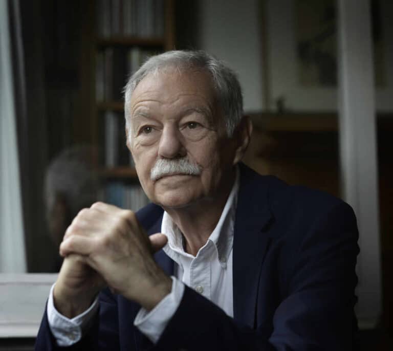 Eduardo Mendoza: "España no ha cambiado tanto. Franco ya conducía un autocar lleno de mangantes"