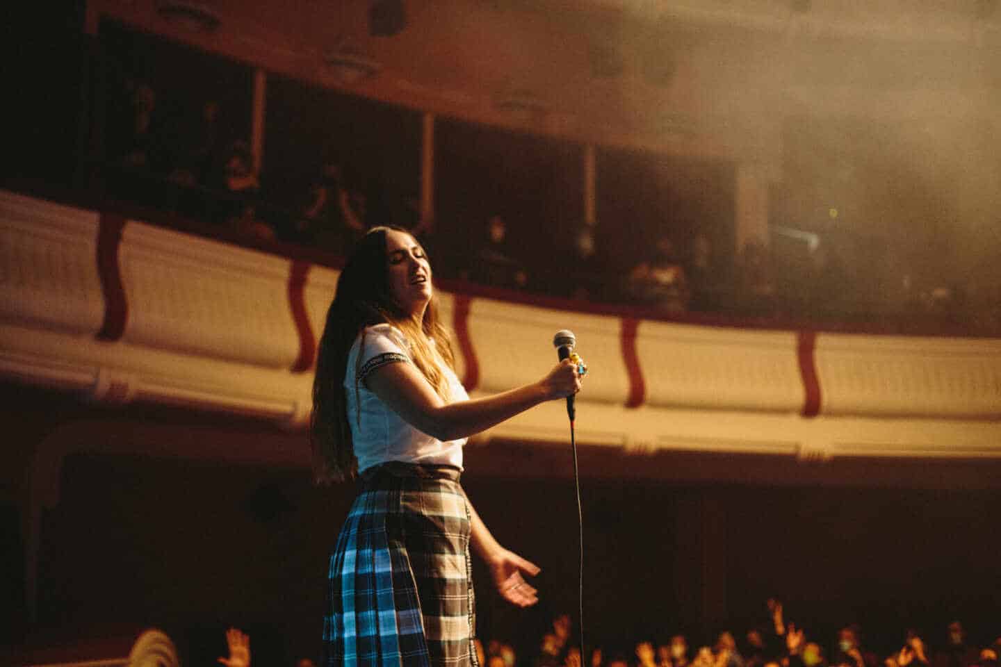 Paula Ribó con su uniforme escolar en una de sus actuaciones.