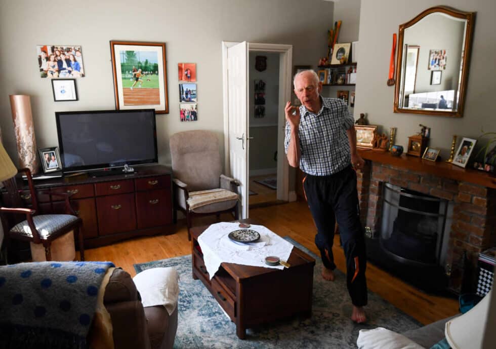 El atleta Pat Naughton, de 87 años entrena, en su casa en Nenagh, Tipperary, durante el confinamiento por el coronavirus Segundo premio en Deportes.