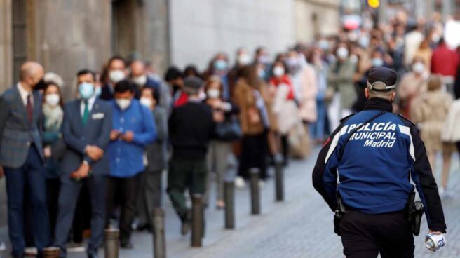 Devotos esperan para acceder a la Basílica Pontificia de San Miguel, el Jueves Santo en Madrid.