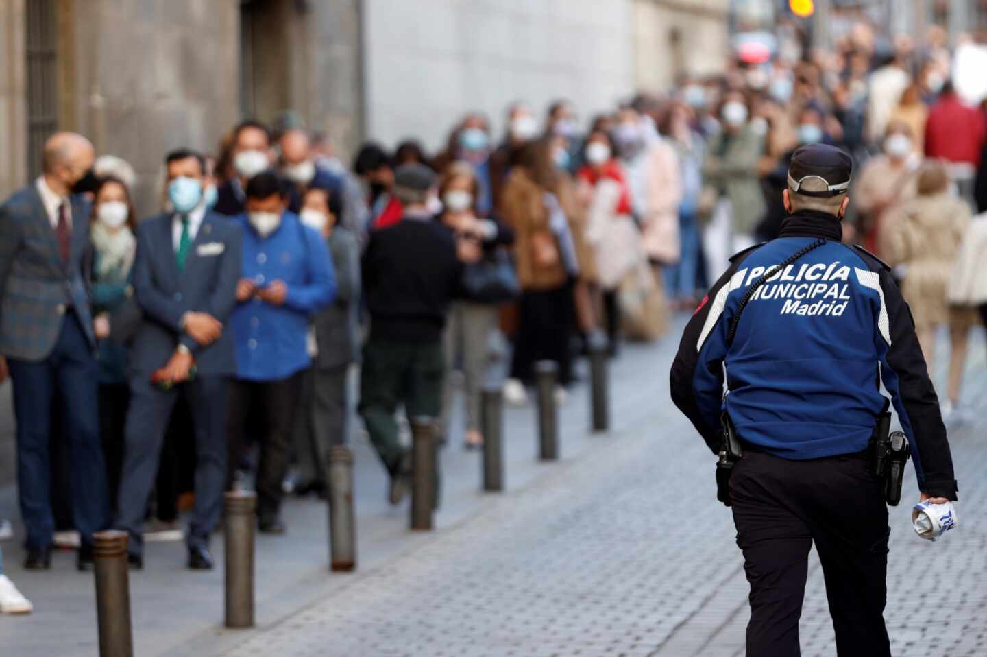 Devotos esperan para acceder a la Basílica Pontificia de San Miguel, el Jueves Santo en Madrid.