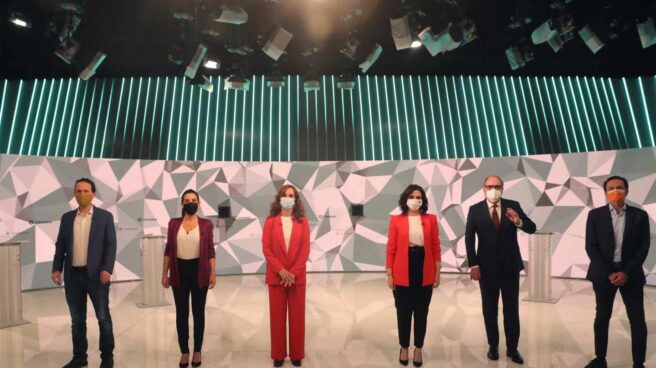Los candidatos a la presidencia de la Comunidad de Madrid antes del inicio del debate que se celebra hoy miércoles en los estudios de Telemadrid