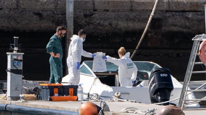 La Policía Científica analiza una embarcación en Santa Cruz de Tenerife.,