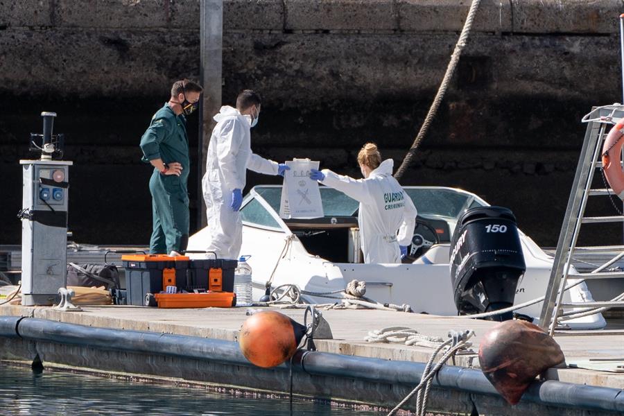 La Policía Científica analiza una embarcación en Santa Cruz de Tenerife.,