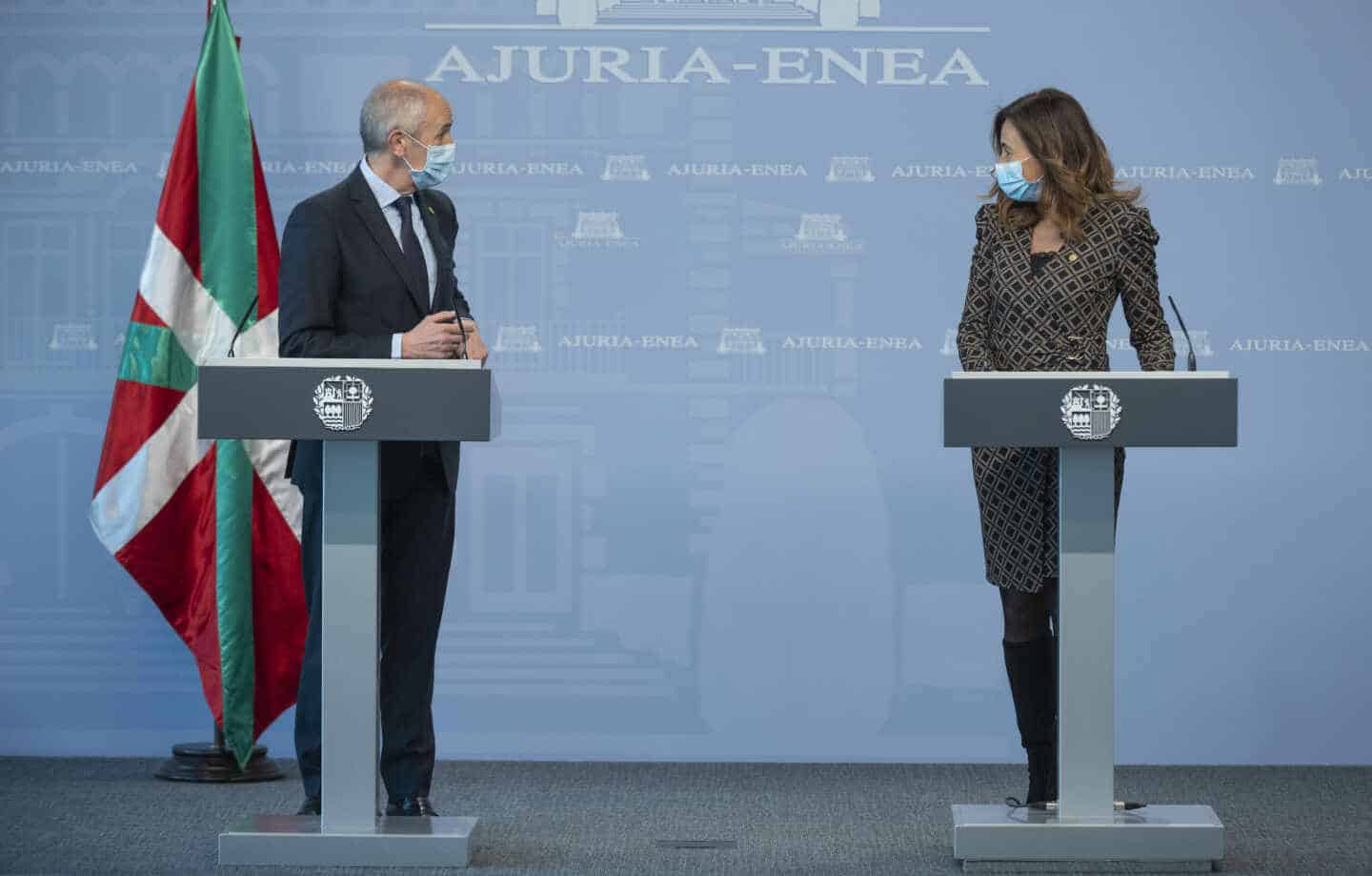 El vicelehendakari, Josu Erkoreka junto a la consejera de Autogobierno, Olatz Garamendi.