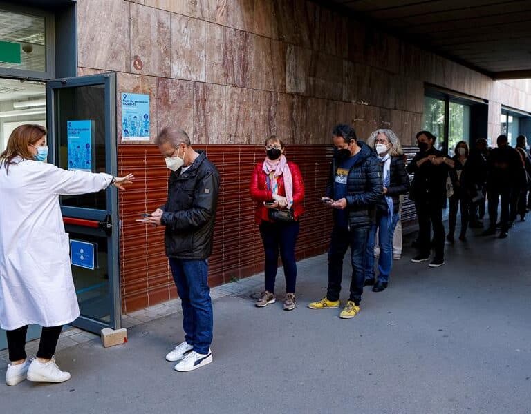 Descienden las muertes y los contagios en Cataluña pero aumenta la presión hospitalaria
