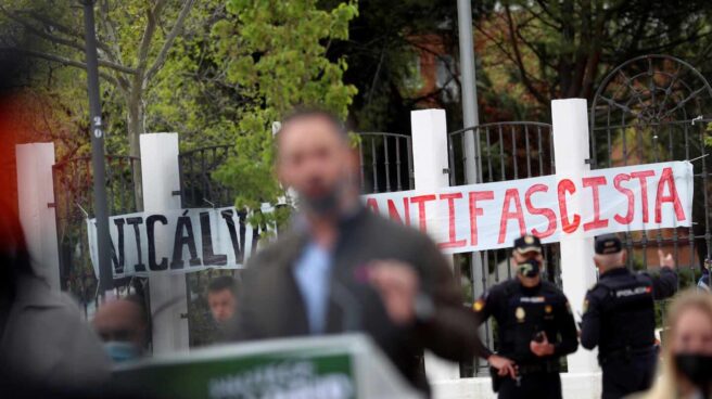 Vista de una pancarta durante la intervención del presidente de Vox, Santiago Abascal,en un acto de precampaña en Vicálvaro.