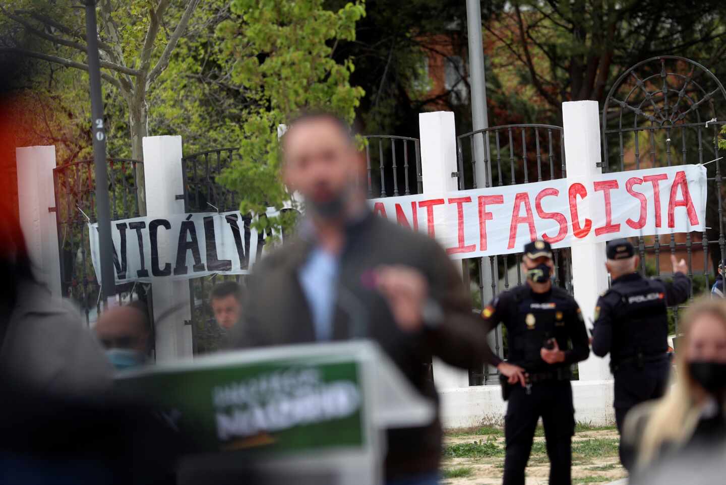 Vista de una pancarta durante la intervención del presidente de Vox, Santiago Abascal,en un acto de precampaña en Vicálvaro.