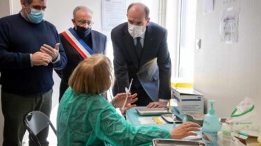 Francia pondrá Moderna o Pfizer a los menores de 55 años que ya han recibido una dosis de AstraZeneca