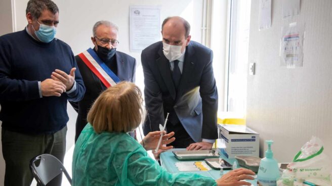 Jean Castex , primer ministro de Francia, visita un centro de vacunación. Jean Castex , primer ministro de Francia, visita un centro de vacunación.