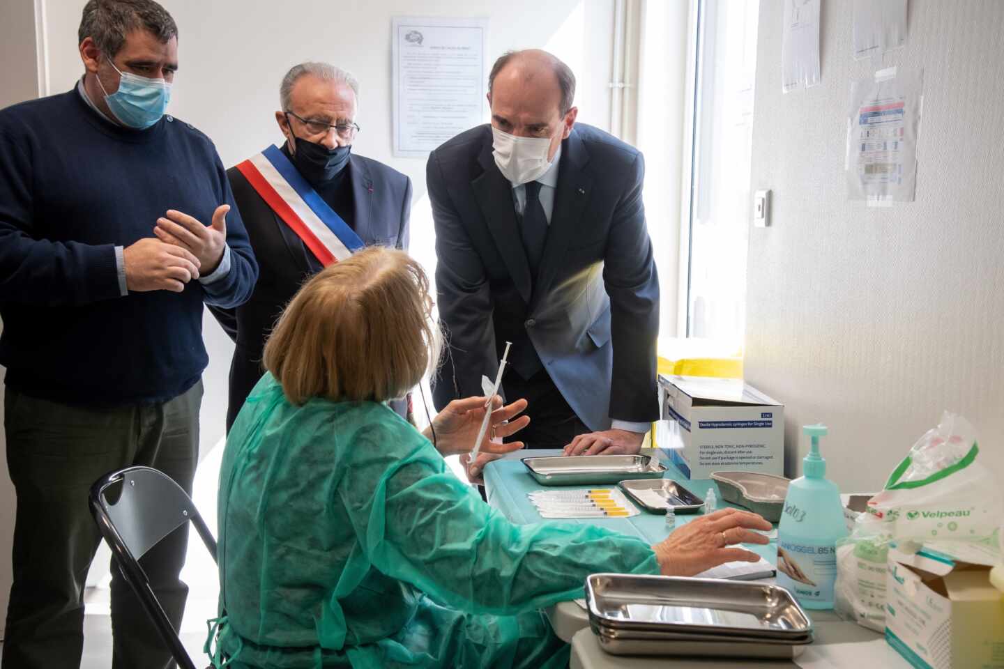 Jean Castex , primer ministro de Francia, visita un centro de vacunación.