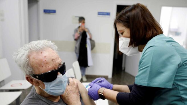 Una sanitaria vacuna a una persona mayor en un ambulatorio de Valencia.