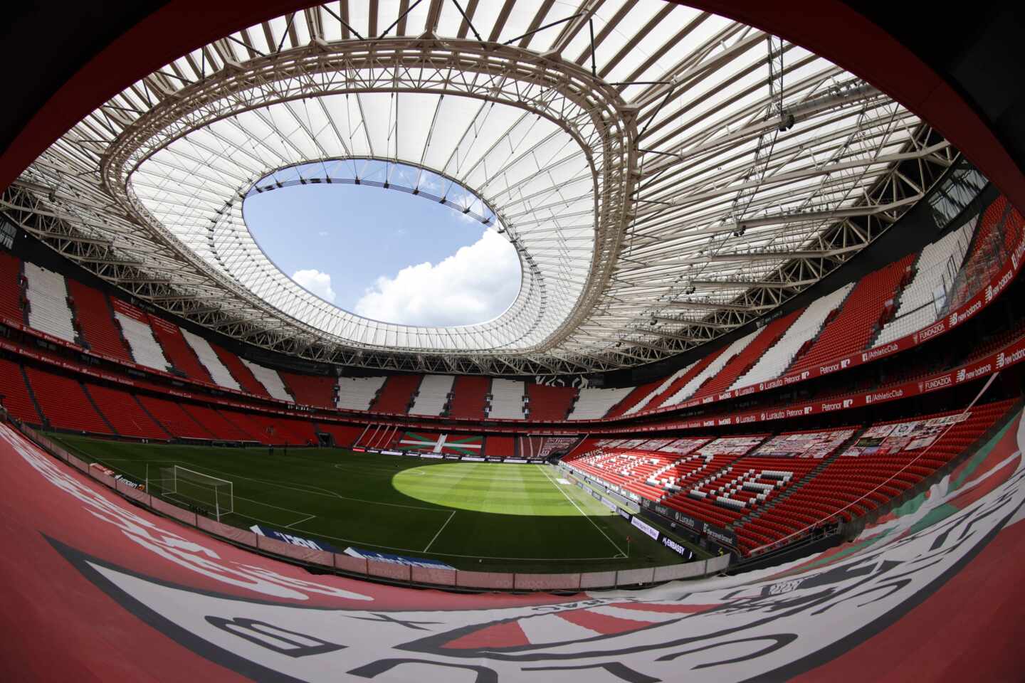 Interior del estadio de San Mamés en Bilbao.