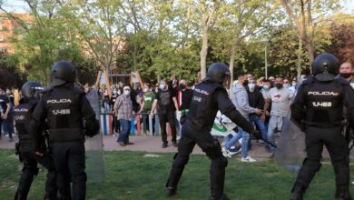 Ángel López, diputado de Vox por Guadalajara, atendido en La Paz tras recibir una pedrada en el acto de Vallecas