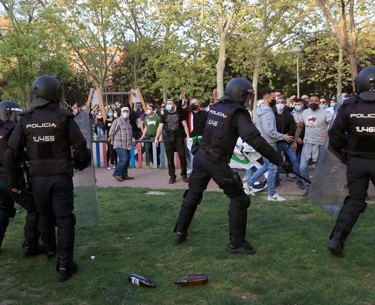 Ángel López, diputado de Vox por Guadalajara, atendido en La Paz tras recibir una pedrada en el acto de Vallecas