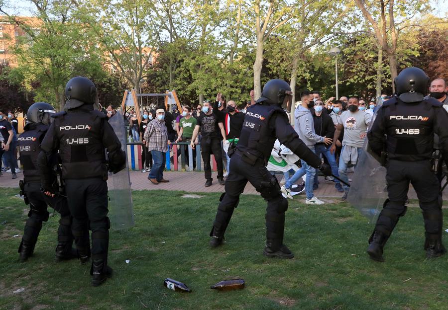 Ángel López, diputado de Vox por Guadalajara, atendido en La Paz tras recibir una pedrada en el acto de Vallecas