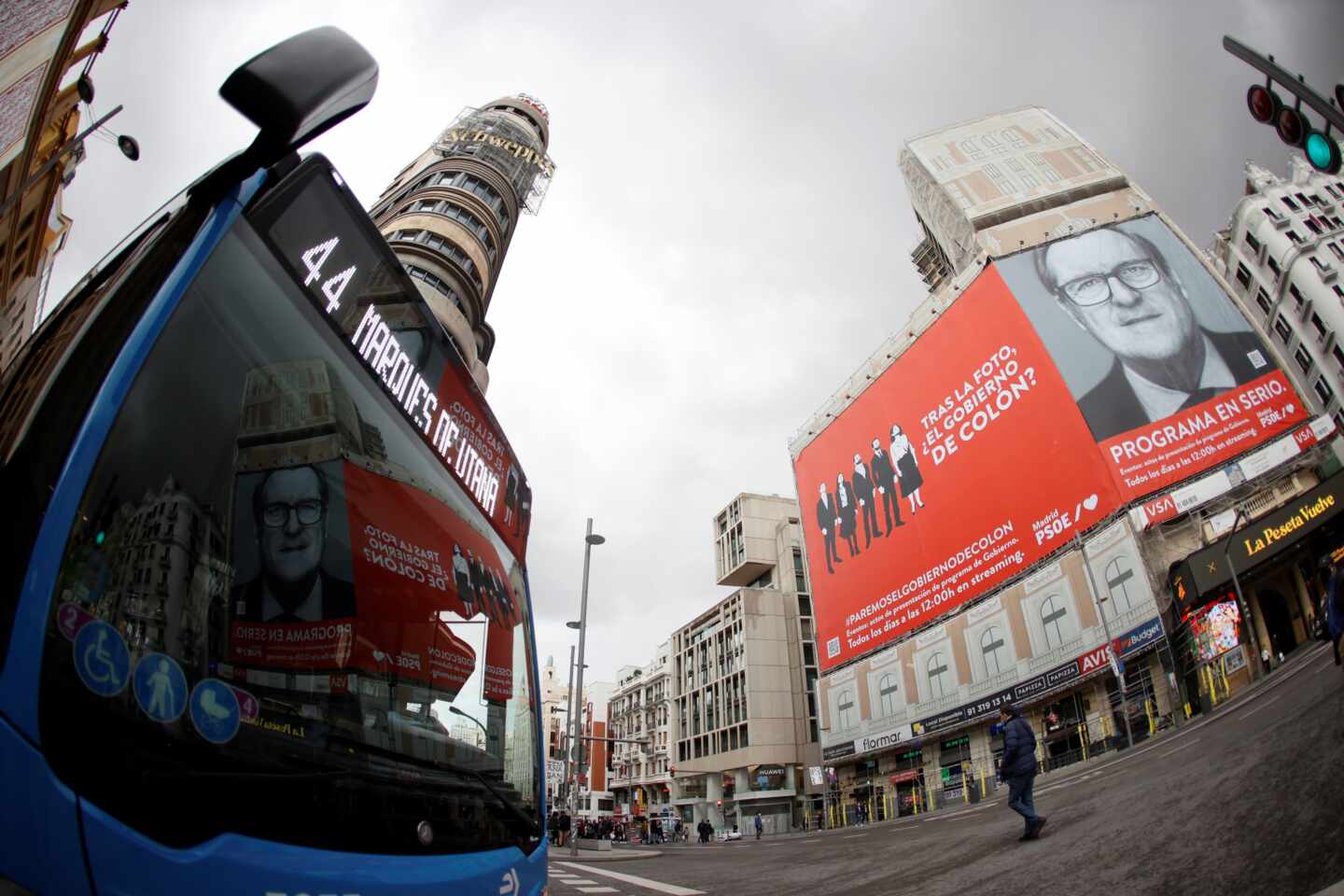 Un cartel electoral gigante del candidato del PSOE a la Presidencia de la Comunidad de Madrid, Ángel Gabilondo