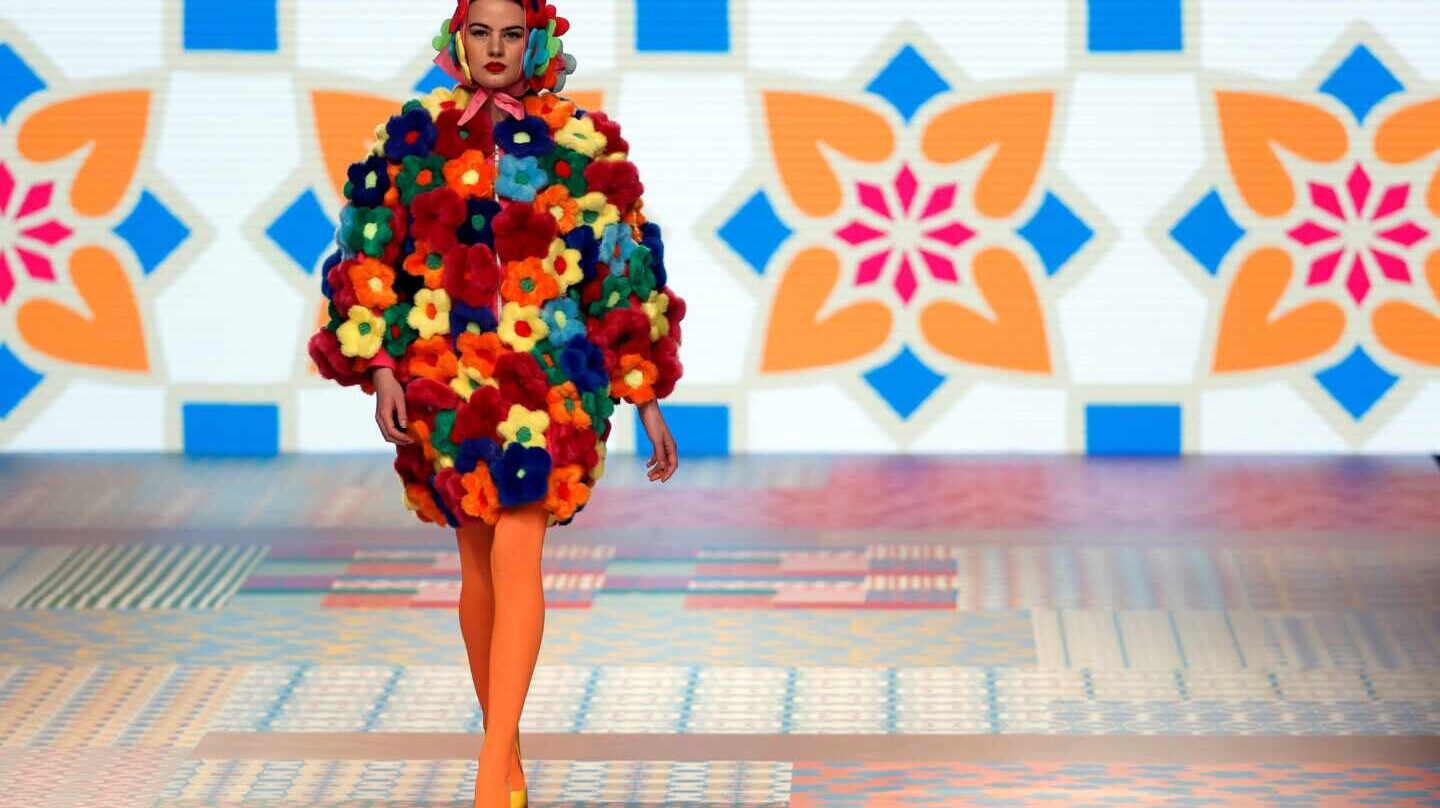 Paletas de color, estampados y eslóganes: el segundo día de la MBFWM, en imágenes