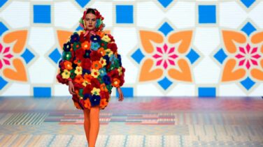Paletas de color, estampados y eslóganes: el segundo día de la MBFWM, en imágenes