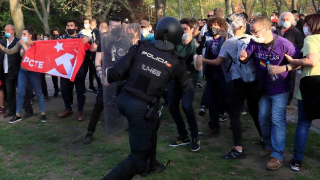 La Policía Nacional ha cargado contra los manifestantes congregados en Vallecas para protestar por el acto de precampaña de Vox