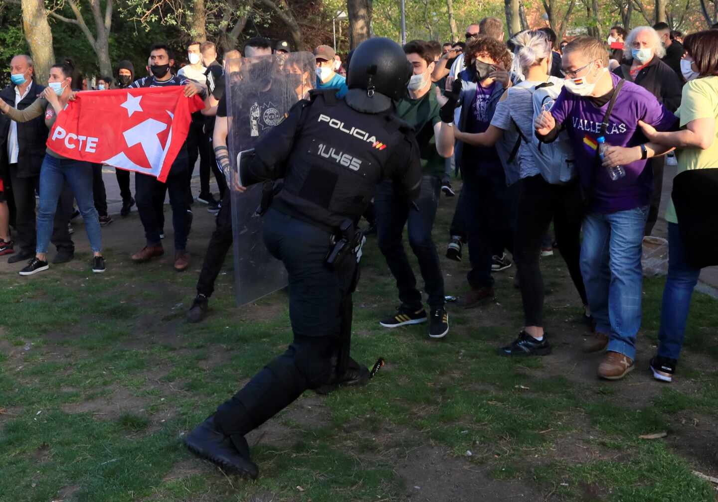 La Policía Nacional ha cargado contra los manifestantes congregados en Vallecas para protestar por el acto de precampaña de Vox