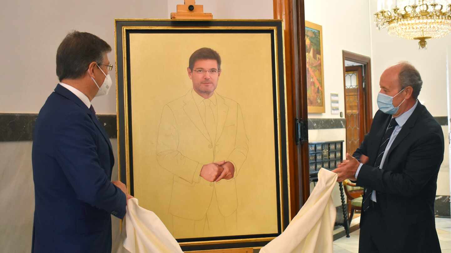 El exministro Catalá descubre su retrato oficial en la galería de los ministros junto a Juan Carlos Campo.
