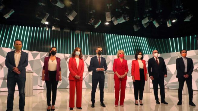 Los candidatos a la presidencia de la Comunidad de Madrid acompañados por los periodistas María Rey (4d) y Miguel Ondarreta (4i), antes del inicio del debate que se celebra hoy miércoles en los estudios de Telemadrid Los candidatos a la presidencia de la Comunidad de Madrid acompañados por los periodistas María Rey (4d) y Miguel Ondarreta (4i), antes del inicio del debate que se celebra hoy miércoles en los estudios de Telemadrid