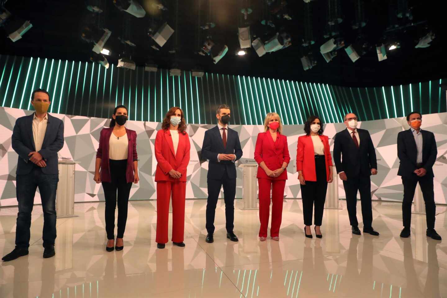 Los candidatos a la presidencia de la Comunidad de Madrid acompañados por los periodistas María Rey (4d) y Miguel Ondarreta (4i), antes del inicio del debate que se celebra hoy miércoles en los estudios de Telemadrid