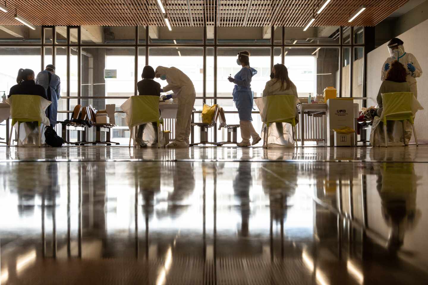 Sanitarios realizan un cribado masivo en la Universidad Autónoma de Barcelona.