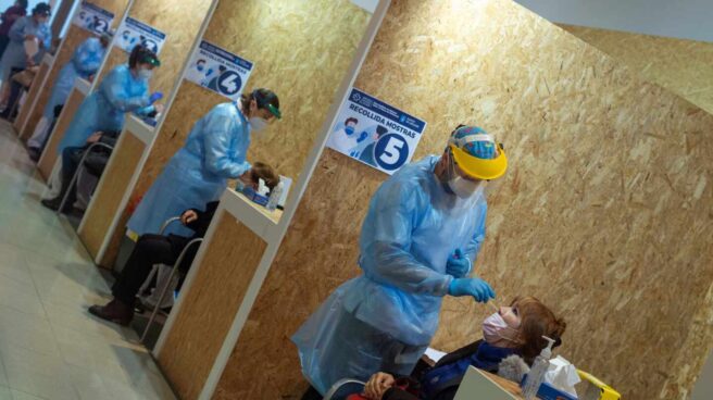 Varios trabajadores sanitarios realizan una prueba PCR en Galicia.