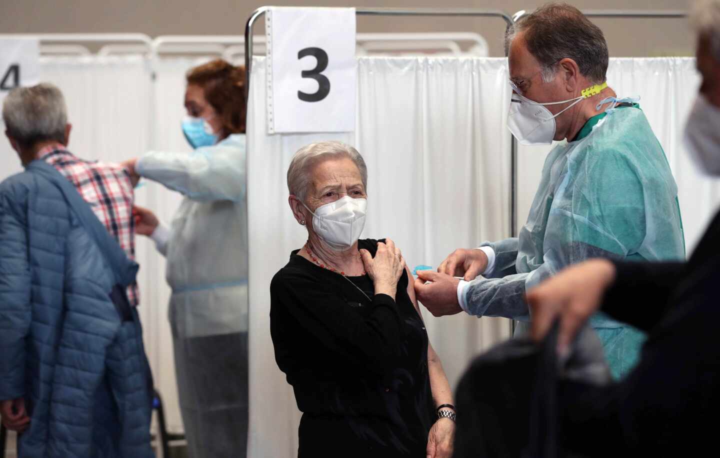 Enfermeros jubilados voluntarios vacunan en el Palacio de Deportes de Gijón.
