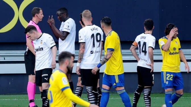 El Valencia abandona unos minutos su partido contra el Cádiz por supuesto racismo hacia Diakhaby