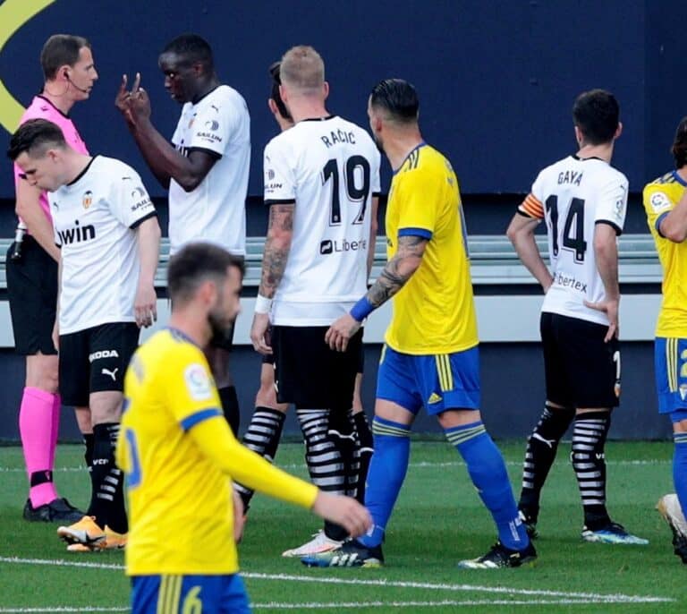 El Valencia abandona unos minutos su partido contra el Cádiz por supuesto racismo hacia Diakhaby