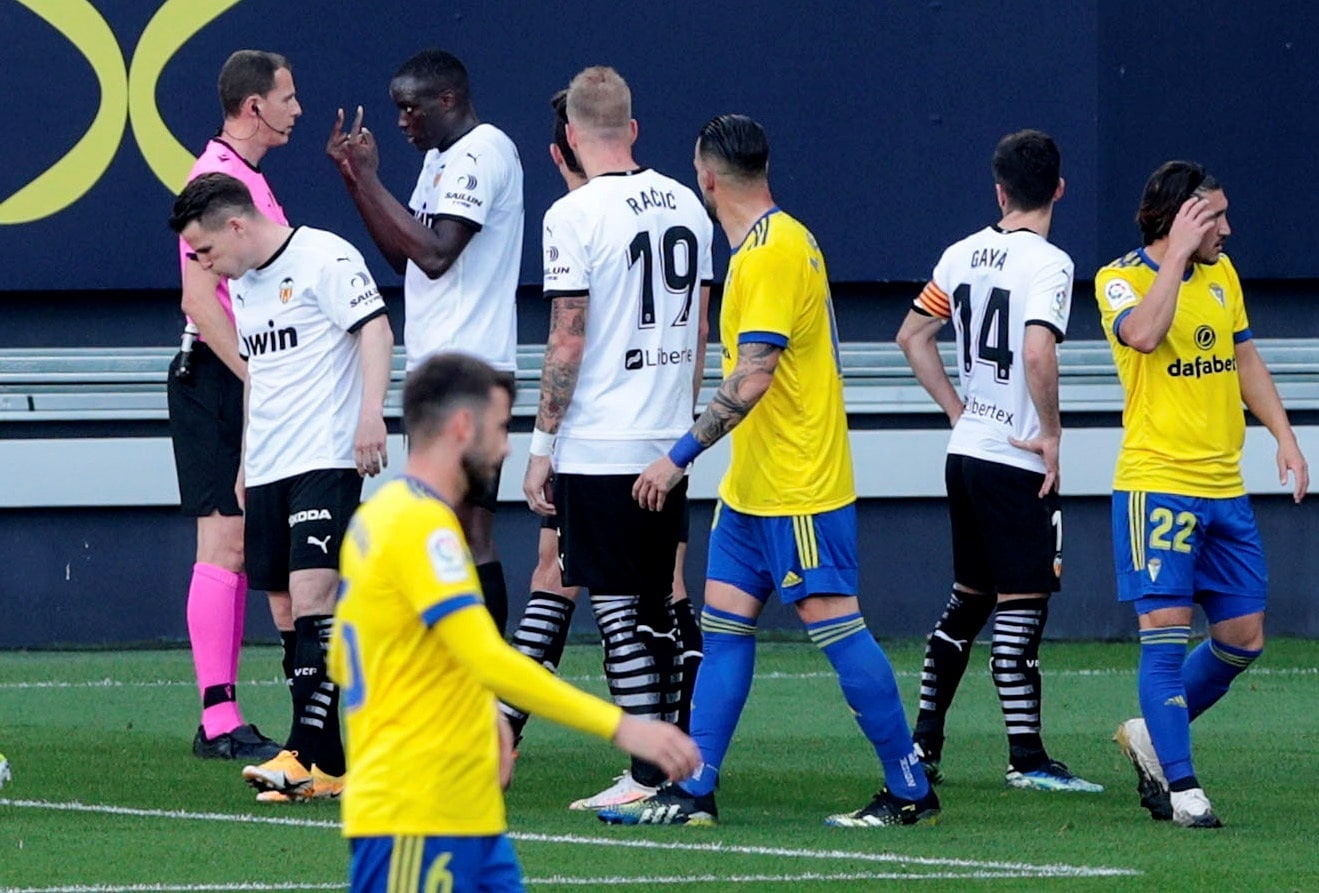 El Valencia abandona unos minutos su partido contra el Cádiz por supuesto racismo hacia Diakhaby