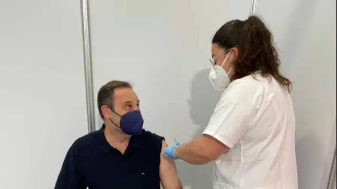 Ábalos recibe la primera dosis de AstraZeneca en Valencia