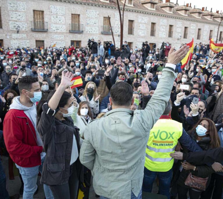 Abascal quiere expulsar de la política a Iglesias  "y que se vaya con el rabo entre las piernas"