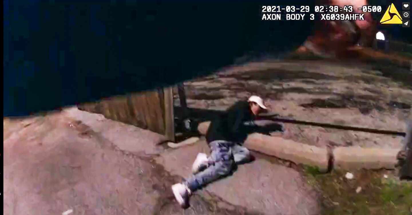 El joven Adam Toledo yace en el suelo tras recibir los disparos del agente en La Villita, Chicago