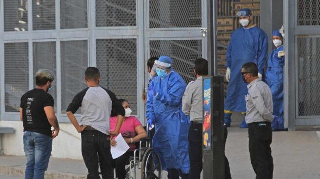 Varias personas, junto a sanitarios, en un hospital en Ciudad Juárez