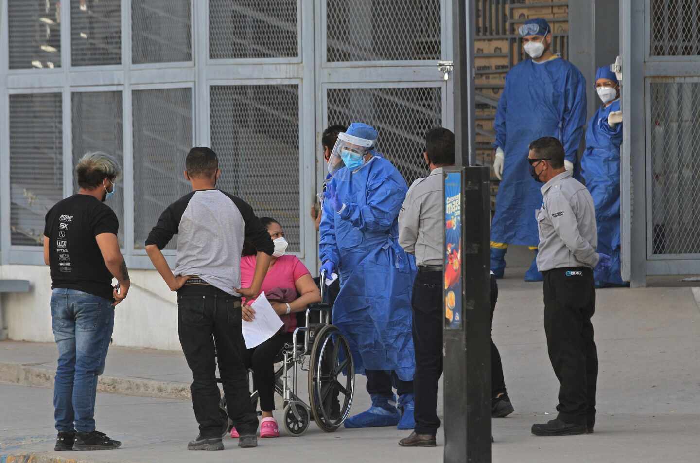 Varias personas, junto a sanitarios, en un hospital en Ciudad Juárez