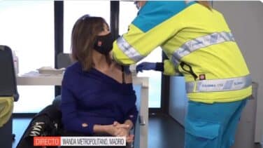 Ana Rosa Quintana se vacuna con AstraZeneca en directo