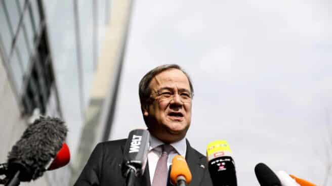 El centrista Laschet será el candidato a canciller del partido de Merkel Armin Laschet, líder de la CDU, habla con los periodistas ante la sede del partido en Berlín