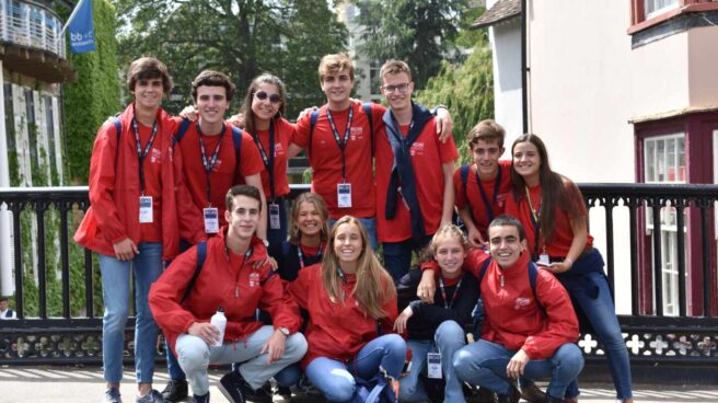 Alumnos premiados con las Becas Europa Santander-UFV. Alumnos premiados con las Becas Europa Santander-UFV.