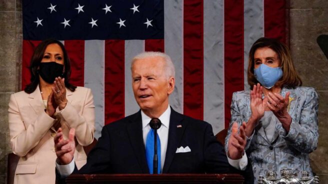 Joe Biden, flanqueado por la vicepresidenta, Kamala Harris, y la presidenta de la Cámara de Representantes, Nancy Pelosi