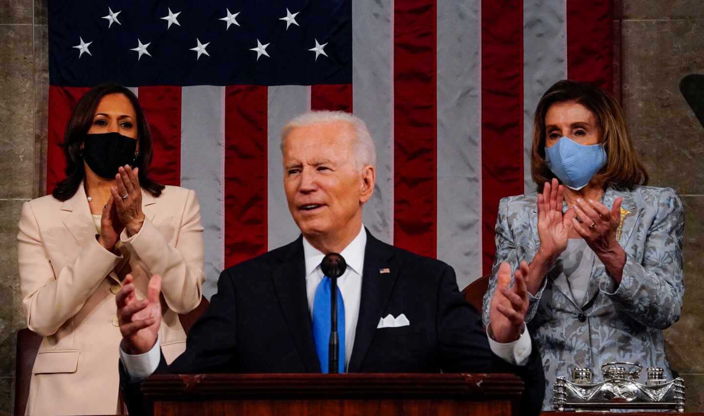 Joe Biden, flanqueado por la vicepresidenta, Kamala Harris, y la presidenta de la Cámara de Representantes, Nancy Pelosi