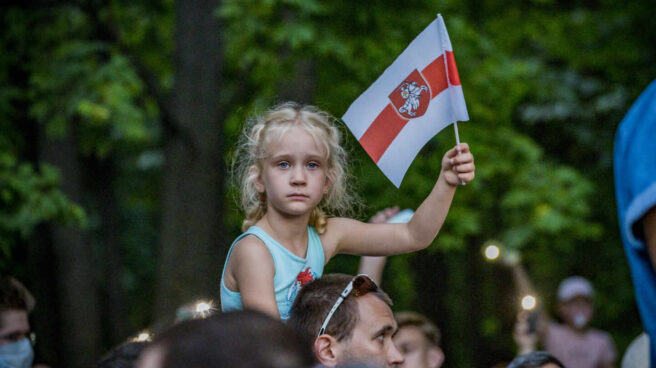 Una niña bielorrusa ondea una bandera símbolo del apoyo a la opositora Tijanovskaya