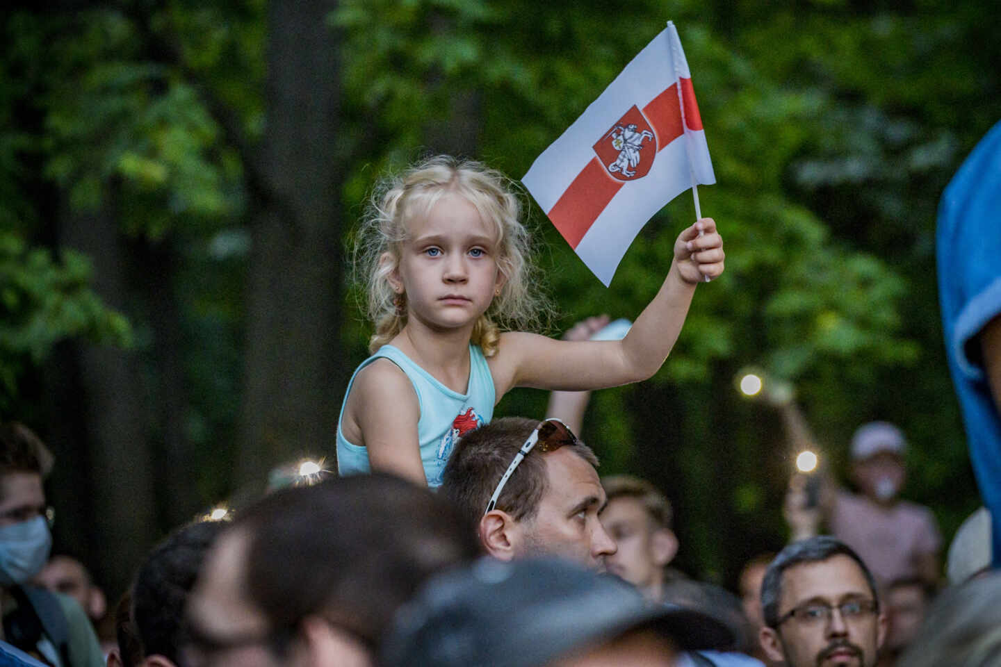 Una niña bielorrusa ondea una bandera símbolo del apoyo a la opositora Tijanovskaya