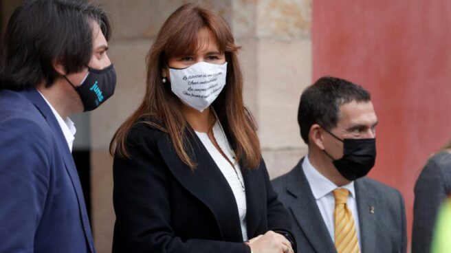 Laura Borràs y Jaume Alonso Cuevillas a las puertas del Parlament en la sesión de constitución de la cámara